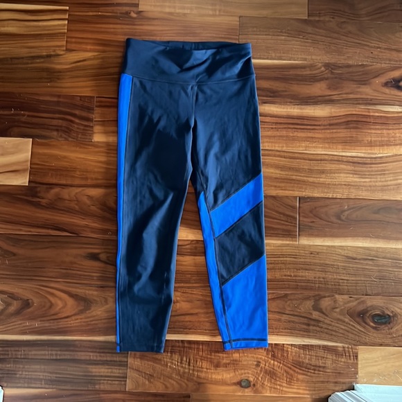 Women’s GapFit Blackout Technology Capri leggings (Size: Small) - Picture 1 of 3